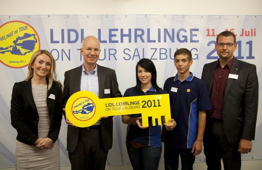 Vorschau Bild von (v. l. n. r.): Lydia Kaltenbrunner, Bereichsleiterin Human Resources, Hanno Rieger, der Vorsitzende der Geschäftsleitung von Lidl Austria, und Christian Putz, Lidl Austria Ausbildungsleiter (rechts), freuen sich gemeinsam mit den Lehrlingen Carmen Lichtenegger und Michael Tauchhammer auf eine erfolgreiche Projektwoche in Salzburg. Den Lehrlingen wurde ein symbolischer Schlüssel für die Salzburger Lidl Filialen übergeben.