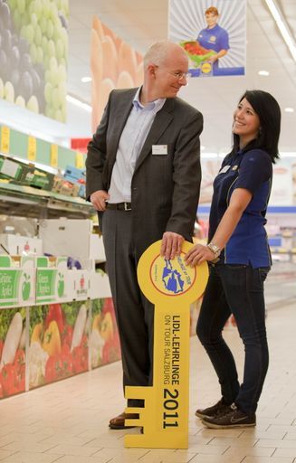 Vorschau Bild von Carmen Lichtenegger (rechts) übernimmt stellvertretend für die über 80 Lidl Lehrlinge den symbolischen Schlüssel für die Salzburger Lidl Filialen von Hanno Rieger, Vorsitzender der Geschäftsleitung Lidl Austria.
