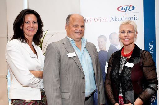  http://www.apa-fotoservice.at/galerie/2040
Im Bild vlnr.: Dr. Valerie Höllinger (kfm. Geschäftsführerin des bfi Wien), Dr. Erich Geretschlaeger (Wissenschaftlicher Leiter des Lehrgangs universitären Charakters Integrierte Kommunikation), Dr. Ingrid Vogl (Präsidentin des PRVA)