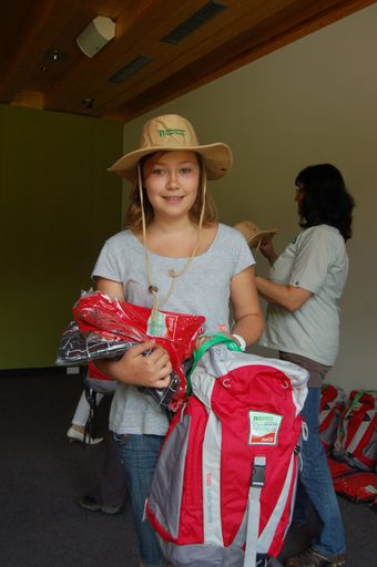 Coca-Cola Junior Rangerin Sarah hat gerade ihre Ausrüstung bekommen und freut sich sichtlich auf die zwei Junior Ranger Camp Wochen.