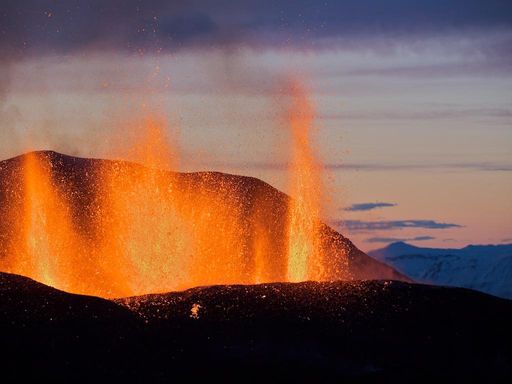 Gewaltige Eruptionen formten die Insel im Nordatlantik. Island ist eine Welt aus Feuer und Eis - geprägt von Vulkanen und Gletschern.
