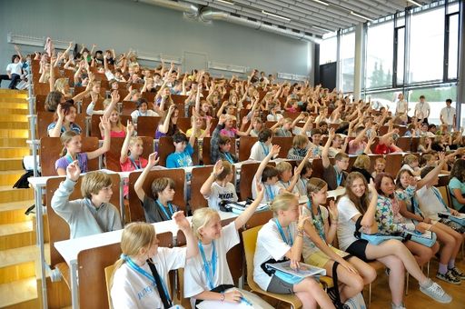  220 Jugendliche schnuppern derzeit bei der Jungen Uni der IMC FH Krems Hochschulluft.