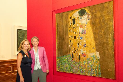 http://www.apa-fotoservice.at/galerie/2051
im Bild v.l.n.r. Dr. Agnes Husslein-Arco (Direktorin des Belvedere) und Dr. Claudia Schmied (Bundesministerin für Unterricht, Kunst und Kultur)