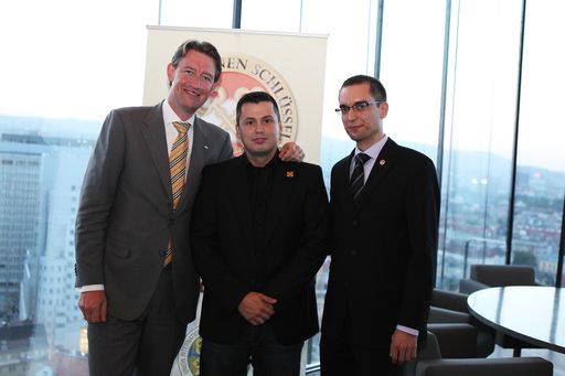 http://www.apa-fotoservice.at/galerie/2057/ v.l.n.r.: William Haandrikman (General Manager Sofitel Vienna Stephansdom), Wolfgang Wagner (Concierge Sofitel Vienna Stephansdom), Christian Paral (Concierge Sofitel Vienna Stephansdom & Präsident des Österreichischen Hotelportierverbands (ÖHPV)"Die Goldenen Schlüssel")