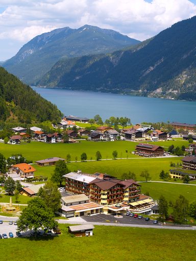 Direkt am einen der schönsten Golfplätze Österreichs liegt das Vier Sterne Sport-und Genusshotel Pfandler.