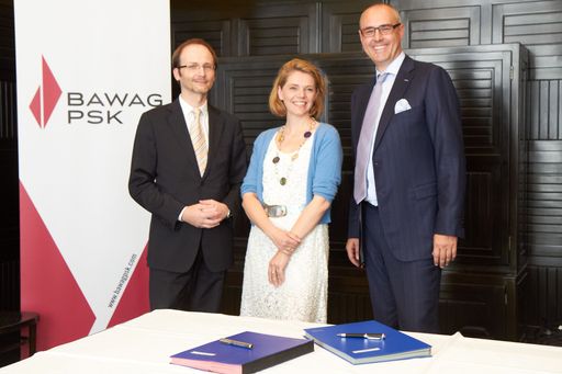  http://www.apa-fotoservice.at/galerie/2059
Im Bild v.l.n.r.: DI Rainer Schamberger (Managing Director
NAVENSIS Zahlungsverkehrsabwicklungs GmbH, Head of Payments BAWAG P.S.K.), Andrea Vaz-König (Head of Division Corporates & Markets Solutions) und Martin Bellin (Bellin GmbH (Deutschland) Managing Director)