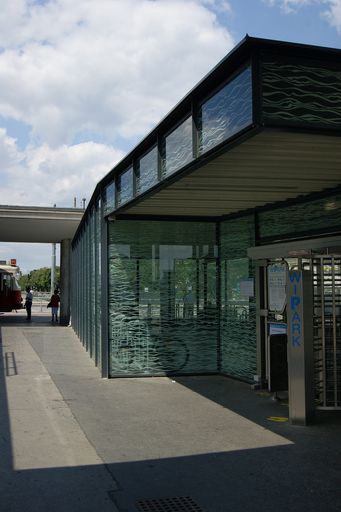  - Wiens erste Fahrradgarage auf der Hietzinger Kennedybrücke wird mit der jetzt anlaufenden Sommeraktion noch günstiger.