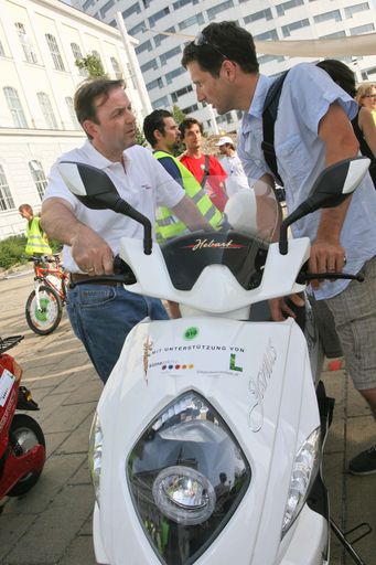 http://www.apa-fotoservice.at/galerie/2062
Umweltminister Niki Berlakovich mit dem E-Scooter und JournalistInnen bei der E-Rallye am Wilhelminenberg