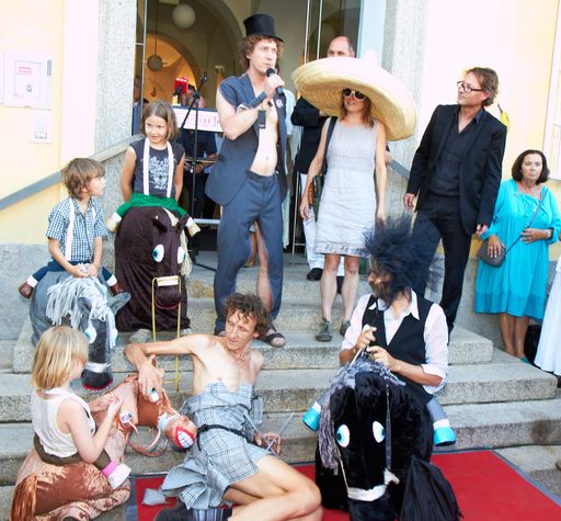  http://www.apa-fotoservice.at/galerie/2070/
v.l.n.r.: Wolfgang Gantner, Sarah Lucas, Kunsthalle-Direktor Hans-Peter Wipplinger sowie die Künstlergruppe Gelatin bei der Eröffnung der neuen Schau in der Kunsthalle Krems