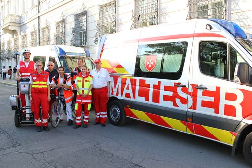Malteser Hospitaldienst Austria (MHDA), Rotes Kreuz, Arbeiter-Samariterbund und Johannitern ("Die 4 für Wien") sowie Berufsrettung Wien vor MHDA Einsatzfahrzeug