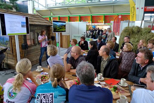 Vorschau Bild von 20 Pressevertreter ließen sich beim eigens organisierten Pressefrühstück auf der Bike Expo 2011 in München von Vanessa Rupprechter, zuständig für Presse bei der Tirol Werbung, in einer mitreißenden Präsentation für das Radland Tirol begeistern.