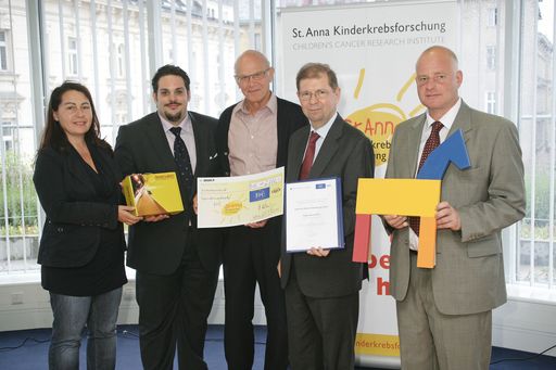 Scheckuebergabe FH-bfi - St. Anna Kinderspital 21. Juli 2011