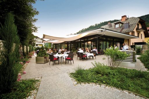  Die weitläufige Restaurant Terrasse des Schmederer im Grünen.