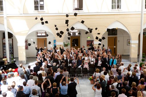 210 AbsolventInnen der Fachhochschule Kärnten wurden am 22.07.2011 im Rahmen der Sommersponsion graduiert.