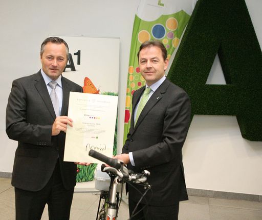 www.apa-fotoservice.at/galerie/2078/
Umweltminister Niki Berlakovich übergibt Hannes Ametsreiter, Generaldirektor von A1 und Telekom Austria Group, die Auszeichnung zum klima:aktiv mobil Projektpartner.
v.l.n.r.: Hannes Ametsreiter (Generaldirektor A1 und Telekom Austria Group), Niki Berlakovich (Umweltminister).