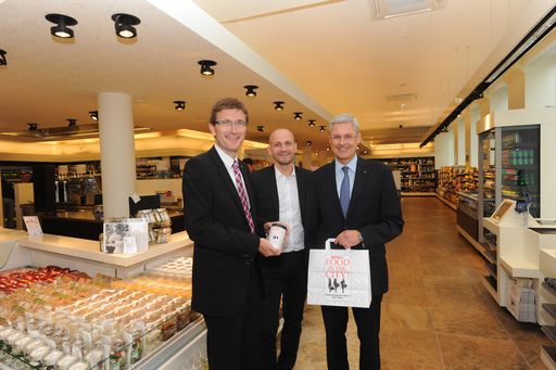 Mag. Alois Huber, SPAR Geschäftsführer für Wien, Architekt Reginald Chociwski von deephaus architects und Hans K. Reisch, Vorstandsdirektor SPAR Österreich (v.l.n.r.), bei der Eröffnung des neuen SPAR Convenience Stores in der Babenbergerstraße 9 im 1. Bezirk
