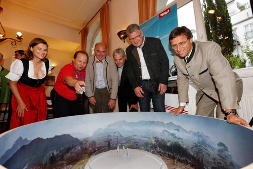  Anlässlich der RDA Messe in Köln, der Messe des Internationalen Bustouristik Verbandes, organisierte die Tirol Werbung einen informativen Tirol Abend. Anwesend waren 50 internationale Medienvertreter, Vertreter aus der Busreise- und Gruppentouristikbranche sowie Partner aus Tirol.