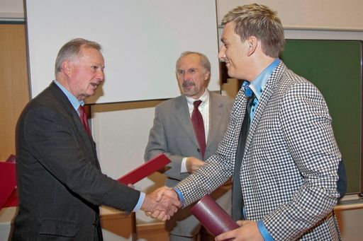 v.l.n.r.: Adolf Stepan (Technische Universität Wien) und Ewald Nowotny (Gouverneur, Österreichische Nationalbank) bei der Diplomverleihung.