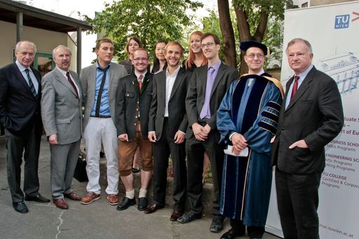Vorschau Bild von v.l.n.r.: Bernhard Felderer (Direktor, IHS), Ewald Nowotny (Gouverneur, OeNB), Absolventinnen und Absolventen des Masterstudienlehrgangs, Christian Häfke (Director of Graduate Studies, IHS), Adolf Stepan (Technische Universität Wien).