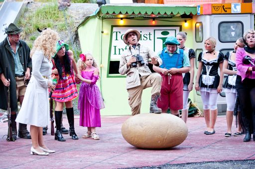  Die Geier Lilly - ein gelungenes Spektakel" bei den 16. Sommerfestspielen in Neukirchen am Großvenediger