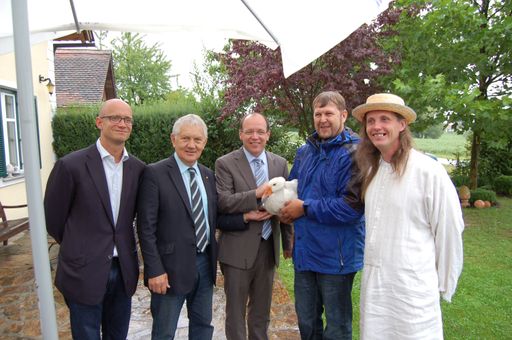 Vorschau Bild von im Bild v.l.n.r.. Peter Spak, Eigentümer der Hink-Manufaktur; Adalbert Resetar, Vizepräsident der Burgenländischen Landwirtschaftskammer; Andreas Liegenfeld, Landesrat; Gänsebauern