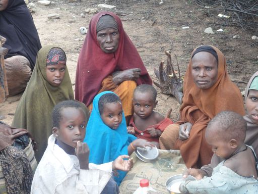  Jeden Tag müssen Kinder sterben, weil es am Grundlegendsten fehlt: Wasser, Nahrung und medizinische Versorgung! Bild aus Flüchtlingscamp in Mogadischu. SOS-Kinderdorf ist in Mogadischu seit 21 Jahren tätig und braucht für Nothilfemaßnahmen dringend Unterstützung! Spenden: PSK 1.566.000 (BLZ 60.000) "Ostafrika", online www.sos-kinderdorf.at