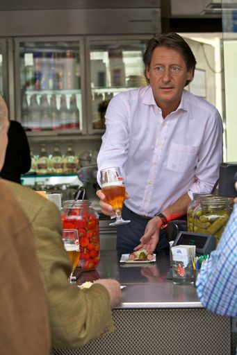 Anlässlich des "Tax Freedom Day" am kommenden Sonntag machte heute BZÖ-Bündnisobmann Klubobmann Josef Bucher im Rahmen einer Pressekonferenz auf die unglaubliche Steuer- und Abgabenlast in Österreich aufmerksam. Der Steuerzahlergedenktag fällt heuer auf den 31. Juli. Damit arbeiten wir Österreicherinnen und Österreicher 211 Tage im Jahr, um die Steuern, Abgaben und Sozialbeiträge zu bezahlen. Erst ab 1. August arbeiten wir für uns selbst. Die Steuer- und Abgabenquote liegt heute in Österreich bei unfassbaren 43 Prozent. Als Zeichen dafür, dass die Bürgerinnen und Bürger über ein halbes Jahr nur für Steuern und Abgaben arbeiten müssen, gab Bucher beim Würstelstand Bitzinger in Wien halbe Würstel mit einer halben Semmel, einem halben Gurkerl und einem halben Becher Bier aus.