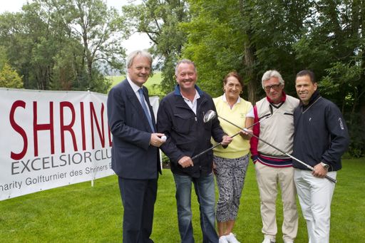 Charity Golfturnier des Shriners Excelsior Club Wien im Golfclub Gut Altenann. Personen v.l.n.r.: Präs. Mag. Gernot Spanninger, Vizepräs. Prof. Dr. Alexander Rokitansky, Christine Petrowsky, Heinz Marecek, Mag. Manfred Fraueneder
