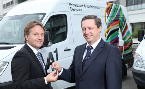  Harald Kräuter (l. im Bild), verantwortlich für die Technik im ORF-Zentrum, nimmt symbolisch den Schlüssel für einen von vier neuen IP-Übertragungswägen von A1 Technikvorstand Walter Goldenits entgegen.