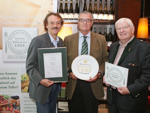  http://www.apa-fotoservice.at/galerie/2088/
Im Bild v.l.n.r.: Sepp Bitzinger (AMA-Gastrosiegel-Wirt), Dr. Stephan Mikinovic (GF AMA Marketing), KR Johann Schenner (Bundesspartenobmann Tourismus & Freizeitwirtschaft, WKÖ)
