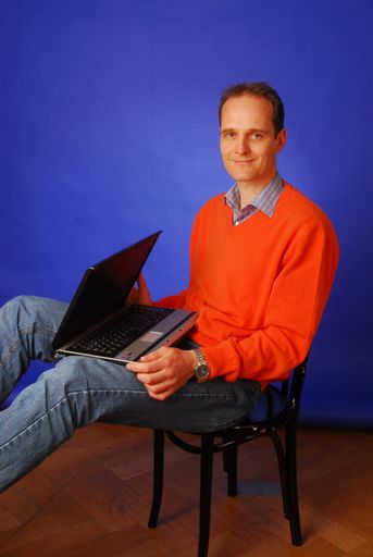  Als Initiator von Klicksalat(R) (www.klicksalat.de) trainiert Jörg Kabierske Schüler, Eltern und Lehrer im Umgang mit den Gefahren durch Internet, PC und Handy.