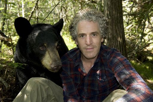 Naturfilmer Gordon Buchanan begleitet ein Jahr lang eine Schwarzbären-Familie in den Nadelwäldern Minnesotas.