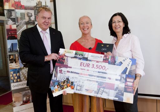  ARCOTEL Hotel AG übergibt die Spenden an das Therapiezentrum Weidenhof.