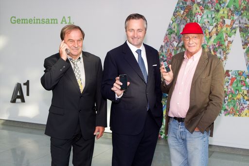  V.l.n.r.: Ernst Pils, Kunde der ersten Stunde, Hannes Ametsreiter, CEO A1 und Telekom Austria Group, und Airliner Niki Lauda feiern gemeinsam 15 Jahre einfach mobil telefonieren, smsen, surfen und mehr mit A1.