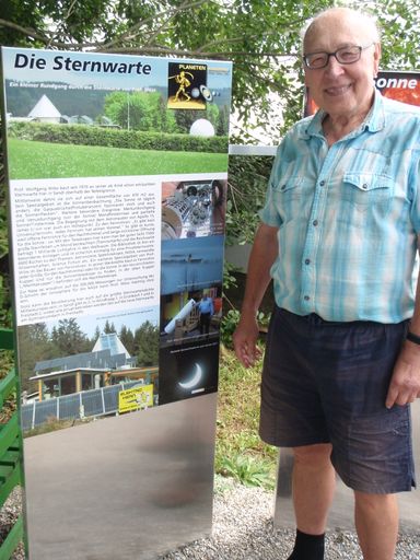 Vorschau Bild von Prof. Dr. Wolfgang Wöss mit einer Station des Planetenwanderweges von Freistadt nach Sandl im Mühlviertler Kernland (Oberösterreich)