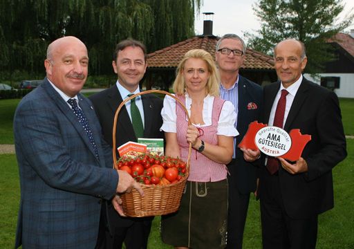  http://www.apa-fotoservice.at/galerie/2093
Im Bild v.l.n.r.: Dipl. Ing. Otto Prieler (Direktor der Landwirtschaftskammer Burgenland), Landwirtschaftsminister Niki Berlakovich, Mag. Karin Silberbauer (AMA Marketing Managerin Obst und Gemüse), Dr. Stephan Mikinovic (GF AMA Marketing), Ök.-Rat Franz Stefan Hautzinger (Präsident der Landwirtschaftskammer Burgenland)