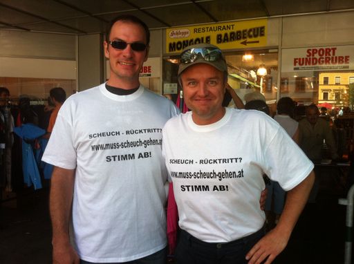  T-Shirt-Aktion für die Internetabstimmung auf www.muss-scheuch-gehen.at über den Rücktritt von Uwe Scheuch