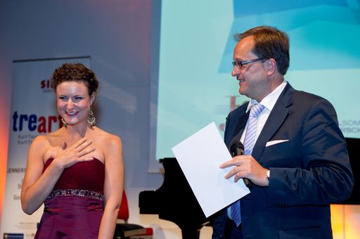  Von links nach rechts: Preisträgerin Susanne Großsteiner mit J:opera Intendant Dietmar Kerschbaum.