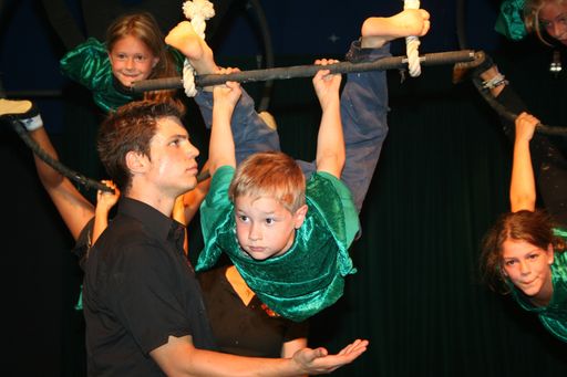 Vorschau Bild von Unter Anleitung von erfahrenen Zirkuspädagogen wird trainiert.