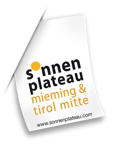 Das neue Logo des Sonnenplateaus Mieming & Tirol Mitte wurde ähnlich einem Etikett gestaltet, das für den hochwertigen Inhalt bürgt.
