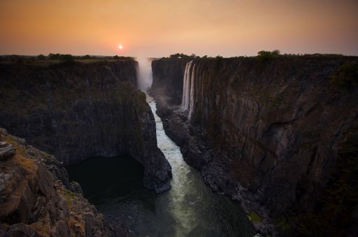 Die Viktoriafälle an der Grenze zwischen Simbabwe und Sambia zählen zu den eindrucksvollsten Naturschauplätzen der Welt.