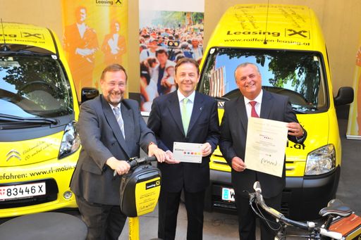 Umweltminister Niki Berlakovich gemeinsam mit Mag. Peter Engert (Sprecher der Geschäftsführung der Raiffeisen-Leasing) und Mag. Reinhard Würger (Raiffeisen)