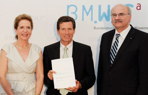  Andrea Schenker-Wiki und Eberhard Menzel überreichen Wissenschaftsminister Töchterle ihren Bericht
