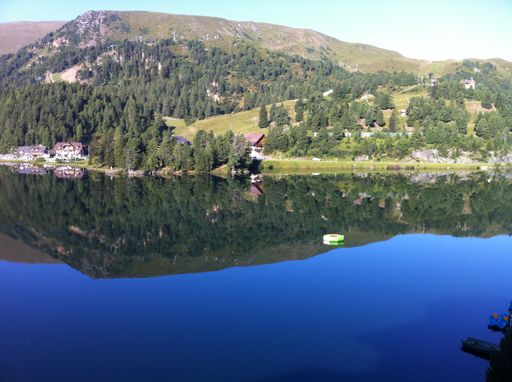 Vorschau Bild von Spiegelung der Landschaft im Bergsee; Blick vom Hotelbalkon