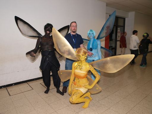 Vorschau Bild von Doug Walker aka TGWTG umringt von Cosplayer