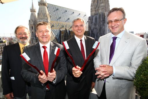 Vorschau Bild von http://www.apa-fotoservice.at/galerie/2116
Im Bild vlnr.: Dr. Wolfgang KOPP (Prophylaxereferent der
Österreichischen Zahnärztekammer), Harald KECK (Country Manager der
Österreich Colgate Palmolive GmbH), Alois STÖGER diplômé
(Bundesminister für Gesundheit), Dr. Klaus CHARVAT (Vorstandsmitglied
der Österreichische Gesellschaft für Parodontologie)