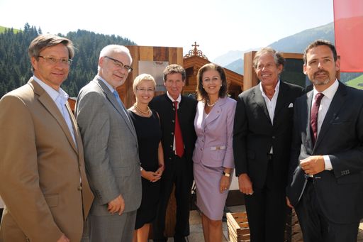 Stehen geschlossen hinter Innovation und Technologie zur Sicherung der Wettbewerbsfähigkeit von Unternehmen und Standorten: IV Tirol-Präsident Reinhard Schretter, Forumspräsident Erhard Busek, LRin Doris Hummer (Oberösterreichische Landesregierung), BM Karlheinz Töchterle, LRin Patrizia-Zoller-Frischauf (Tiroler Landesregierung), WK Tirol-Präsident Jürgen Bodenseer und Harald Gohm.