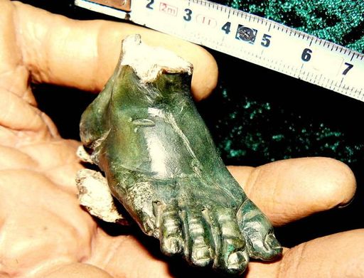Aktueller Fund am Passheiligtum Hochtor: 5,5 cm langer Bronzefuß einer ca. 50 cm großen Jupiterfigur.