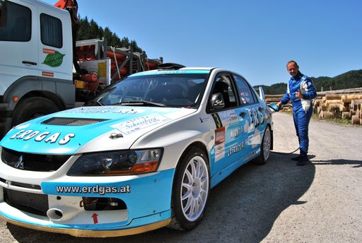 Rallye-Pilot Manfred Stohl beim Tanken seines Erdgas-Boliden