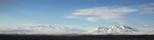Vorschau Bild von Armenien - Skitouren im kleinen Kaukasus: Blick von Armeniens Hauptstadt Eriwan auf den höchsten Gipfel des Landes (Aragats, 4.095m). Rechts im Bild der erloschene Schildvulkan Arayi (2.614m).